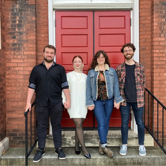 Meet your Posher, Cynthia - Picture 4 of 10